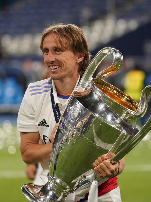 记者：富安健洋已与阿贾克斯就一份短期合同达成一致