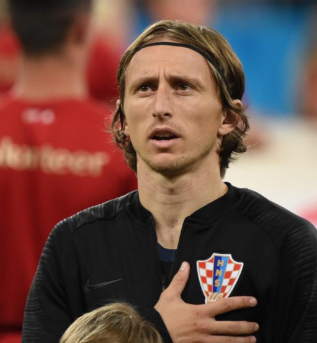 韩国女星穿曼联曼城球衣聚餐。左边是韩国国门金承奎...