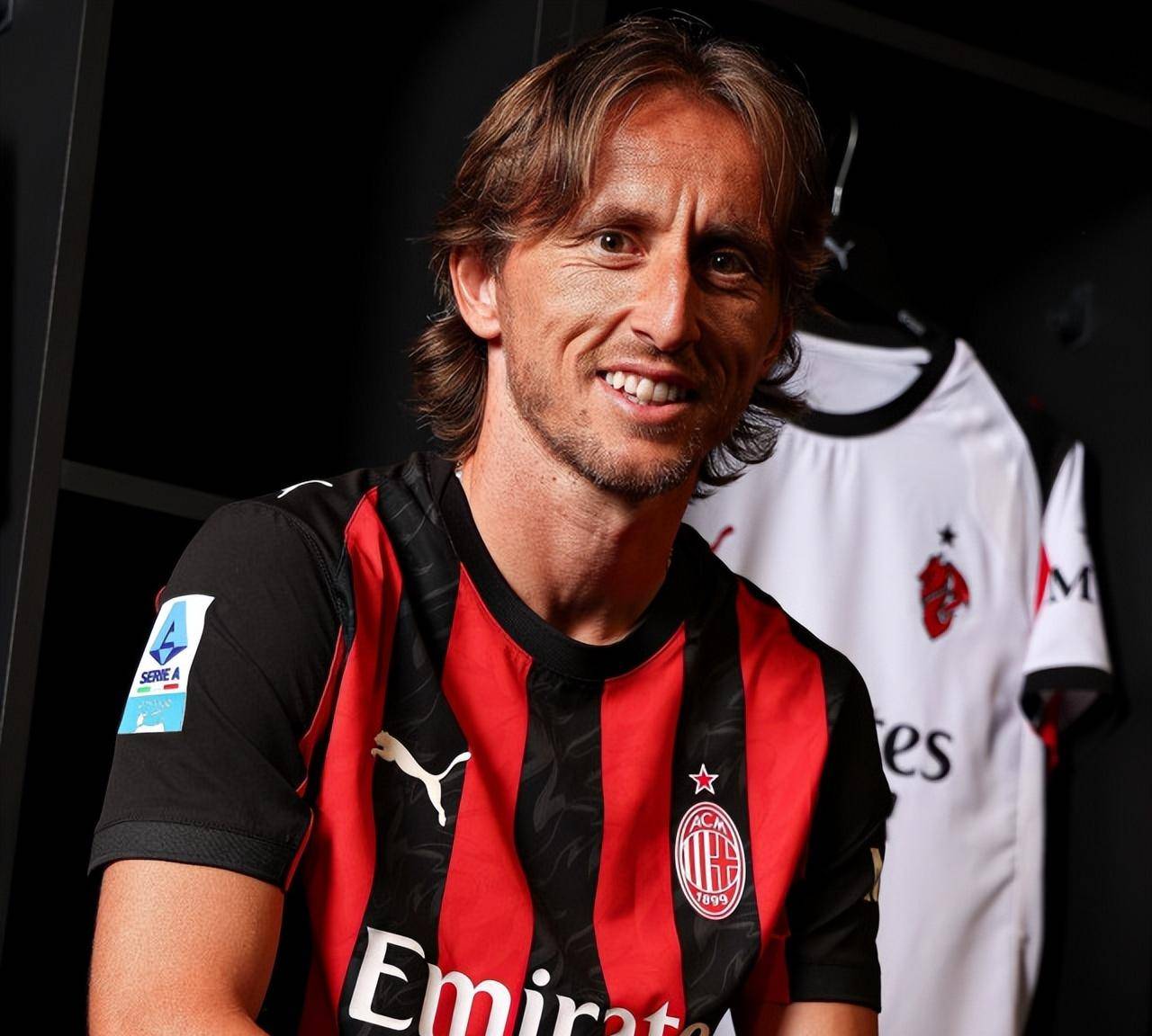 新鹏城推出与深圳本土潮流品牌COSTS联名限定球衣，售价799元