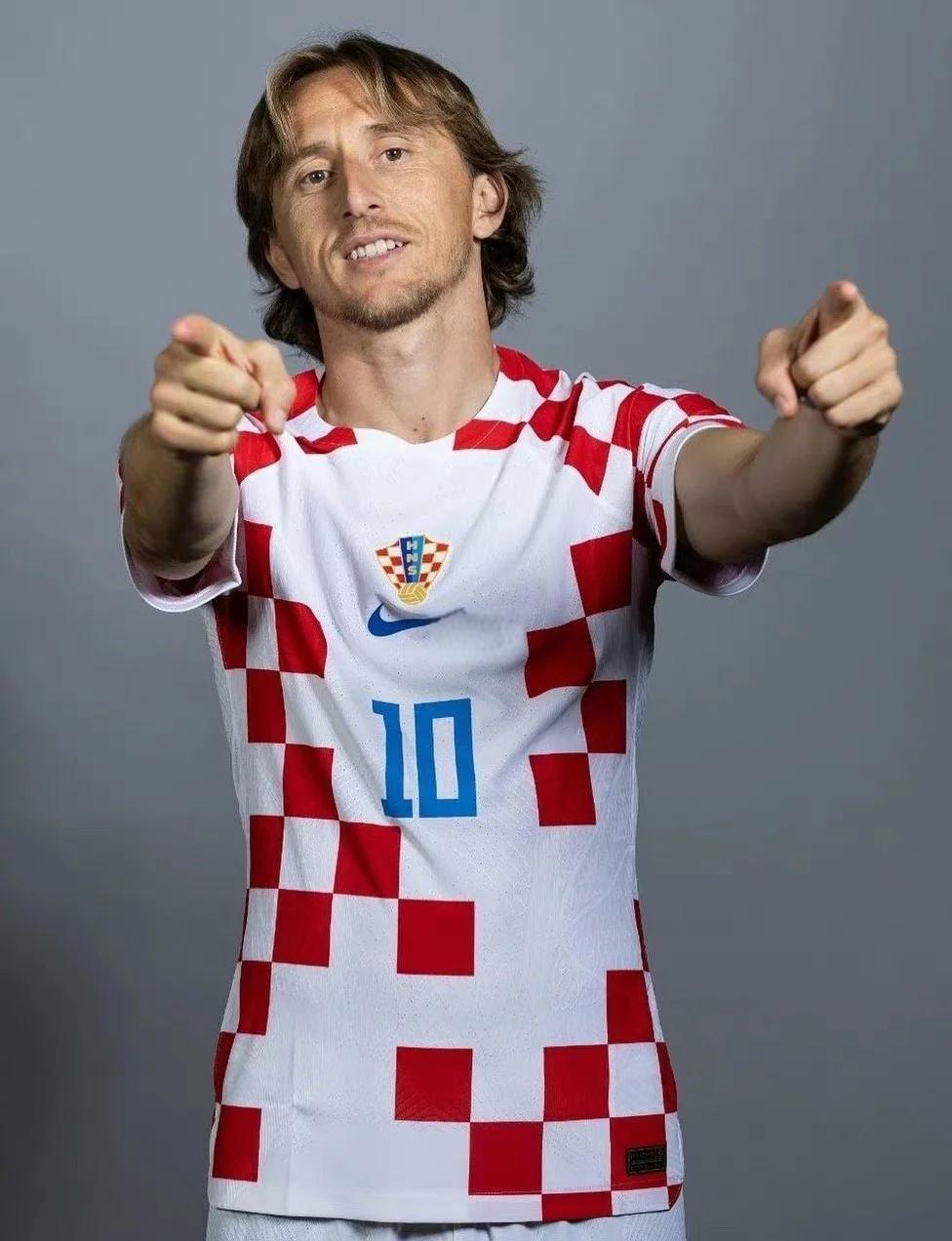 利物浦内讧曝光！斯洛特不愿卖迪亚斯，总监休斯却执意推动转会